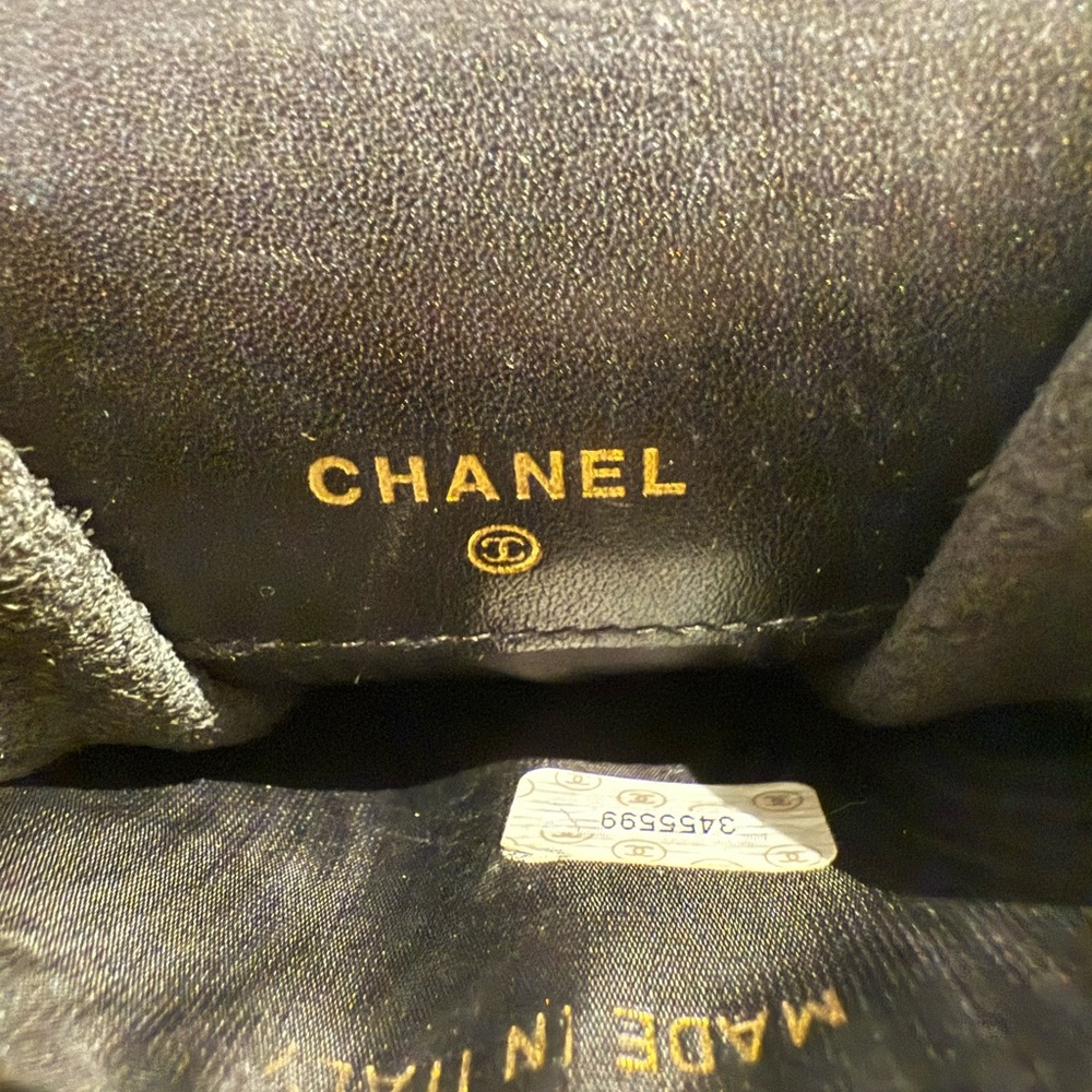 CHANEL Black Leather Shoulder Bag with Gold Chain - Picture 13 of 17
